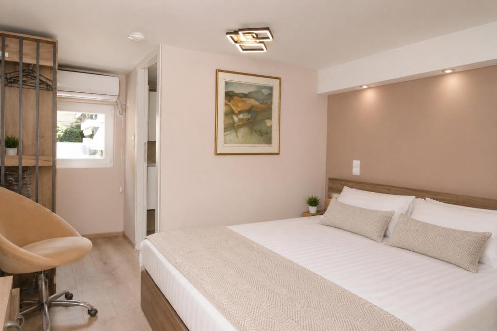 The bedroom with its wooden headboard, air conditioning and a framed painting